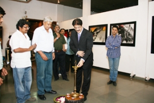 Sandeep Marwah Inaugurated Exhibition of Paintings—Myriad Hues