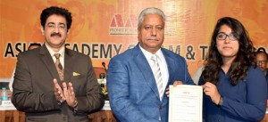 Noida: 62 students from short term and 32 students from one-year courses collected their prestigious diploma from the convocation of Asian Academy of Film And Television held at Marwah Studio Film City Noida. “Eighty eighth batch and twenty two years has made this institution as Mecca and Medina of film, television and media education. 12000 alumni from108 countries has proved AAFT as the best film school of the World” narrated Sandeep Marwah President of the Academy. “It is my privilege to be here today among the young aspirants who all going to be the leaders of tomorrow. I congratulate all of you and pray for your bright future. The responsibility of media persons is always more than an ordinary citizen of the country as people always look upon them for better solutions to country’s problem” said Rajinder Singh IPS now Director General of Police, All India Human Rights at Punjab. “I have titled Sandeep Marwah as RISHI as no one on this earth has done so much of research in cinema and television as this man alone. The benefit of his research has gone to the students of this organization,” added R.P.Raghuvanshi Publisher and Editor of renowned newspaper Chetna Manch. Amandeep Mittal former Director Punjab Agro, Senior Editor Director S. Arunachalam, Writer Director Arun Mathur also spoke on the occasion. Later Marwah honored all the dignities with life membership of International Film And Television Club of AAFT