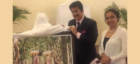 Sandeep Marwah Inaugurating The Exhibition