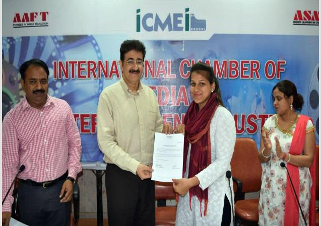 Certificate Distribution Function For Students From Mewar University